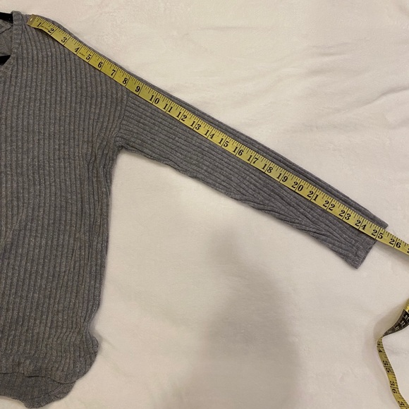 AE⭐️2/$25⭐️ribbed long sleeve grey v-neck top - Picture 4 of 5